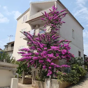 Apartman Gojko, Sali
