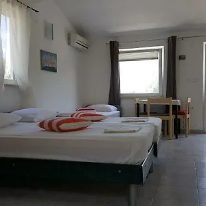 Apartman Viktor, Sali